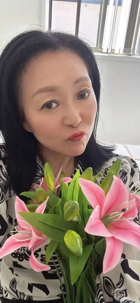 Lifelike 5 Pcs White Lily Bouquet for Elegant Home Décor photo review