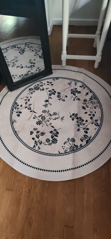 Luxurious Round Medieval Carpet for Cozy Living Spaces photo review