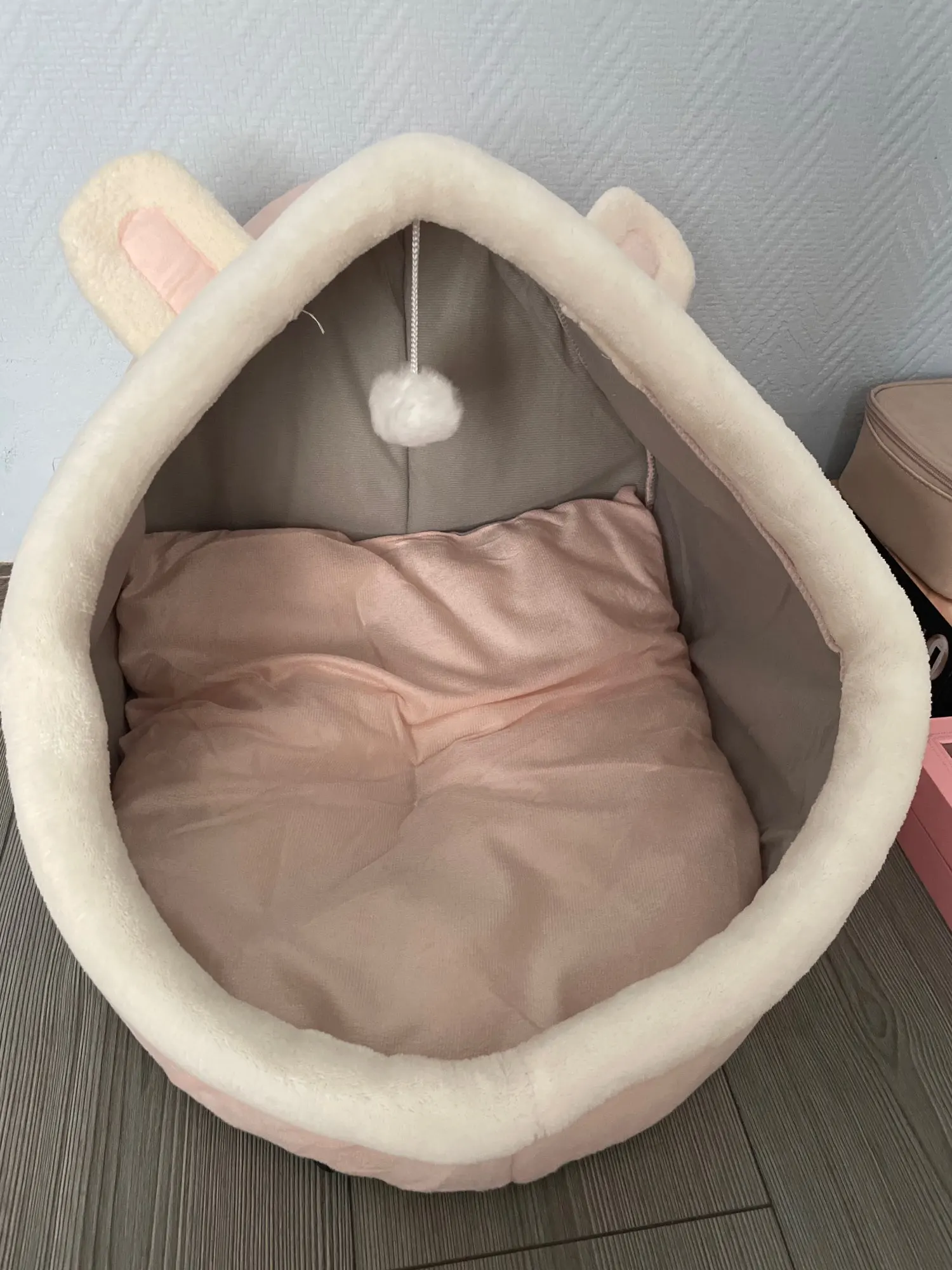 Cozy Cartoon Cat Bed: Removable, Washable, & Foldable Delight photo review