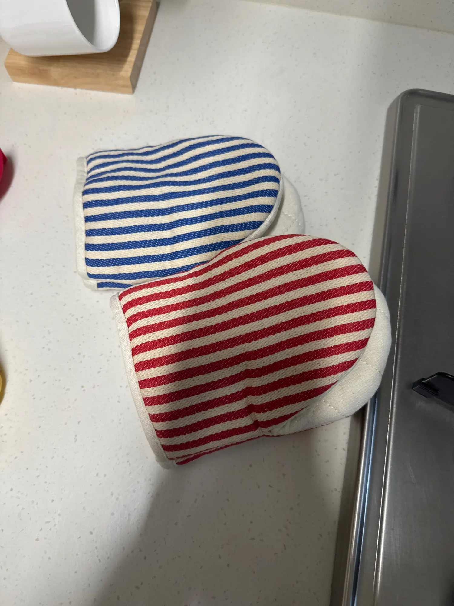 Stylish Heat-Resistant Kitchen Gloves for Safe Cooking photo review