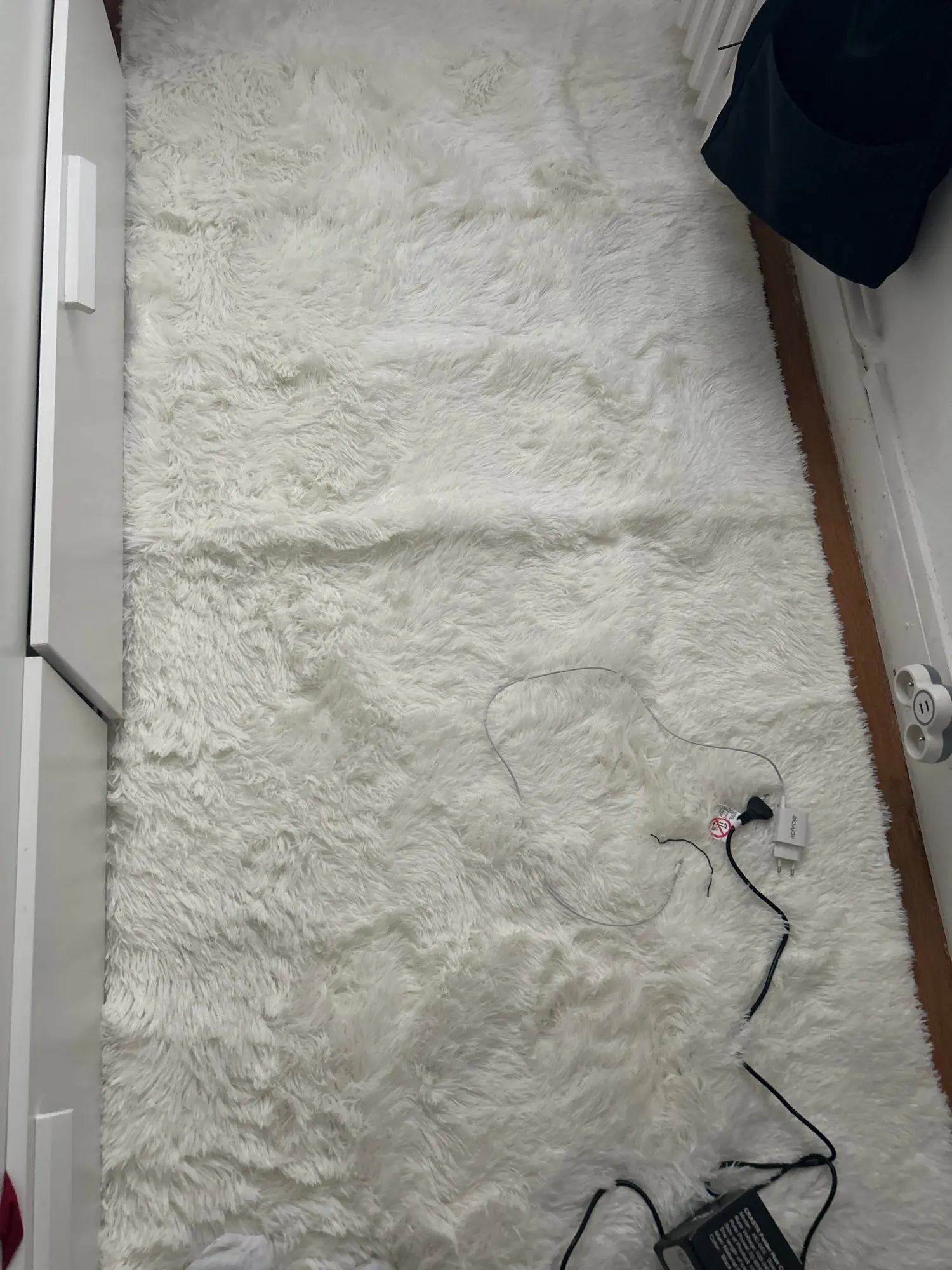 Plush White Furry Rug - Cozy Modern Carpet for Kids' Rooms photo review