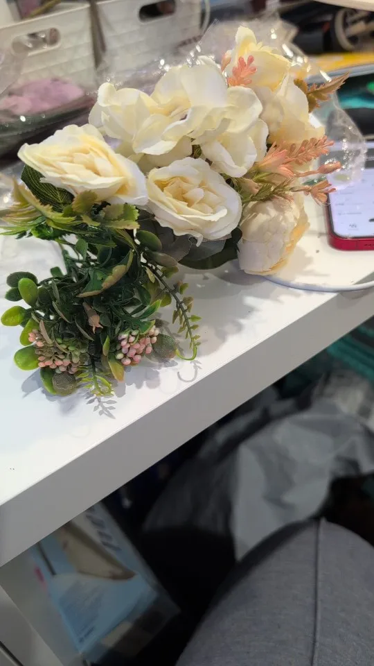 Luxurious Autumn White Silk Roses Bouquet for Timeless Elegance photo review