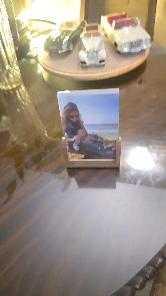 Stylish U-Shape Acrylic Photo Frame for Cherished Memories photo review