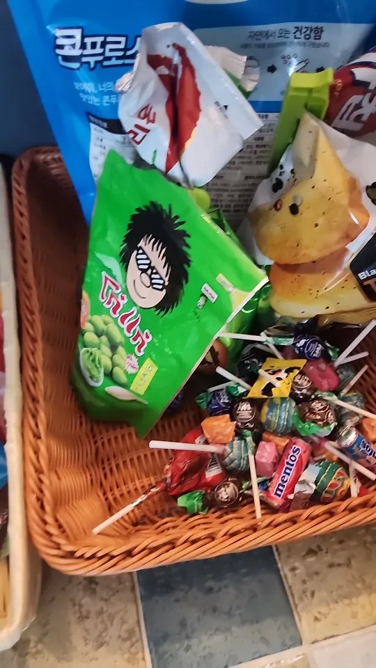 Chic Hand-Woven Rattan Basket for Stylish Storage Solutions photo review