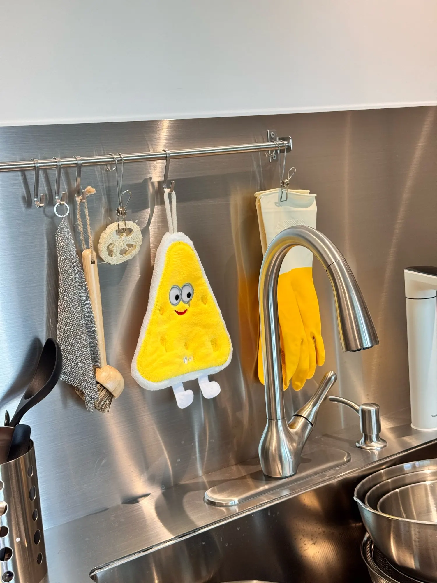 Stylish Heat-Resistant Kitchen Gloves for Safe Cooking photo review