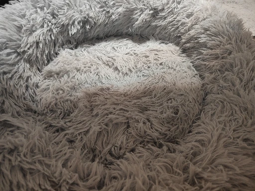 Cozy Round Plush Dog & Cat Bed for Ultimate Warmth & Style photo review
