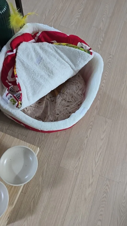 Cozy Noodle-Shaped Pet Bed: Plush, Breathable & Versatile Home photo review