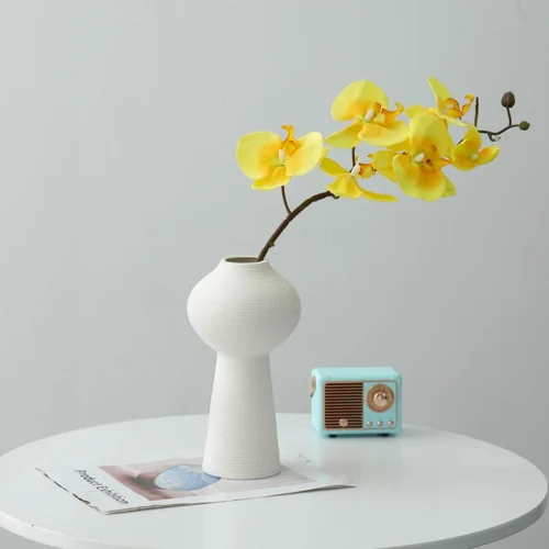 Minimalist Japanese Flower Vase: Elevate Your Decor Elegantly
