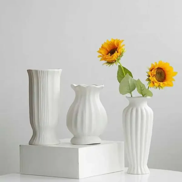 Nordic White Cerc Vase: Minimalist Elegance for Dried Flowers
