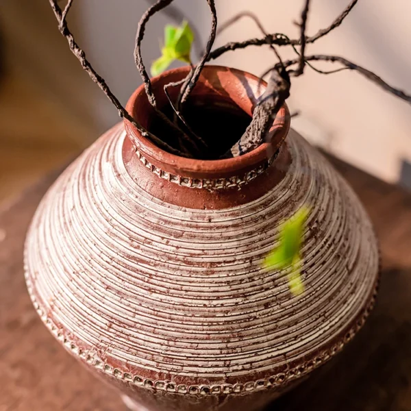 Timeless Terracotta Retro Vase for Elegant Floral Displays