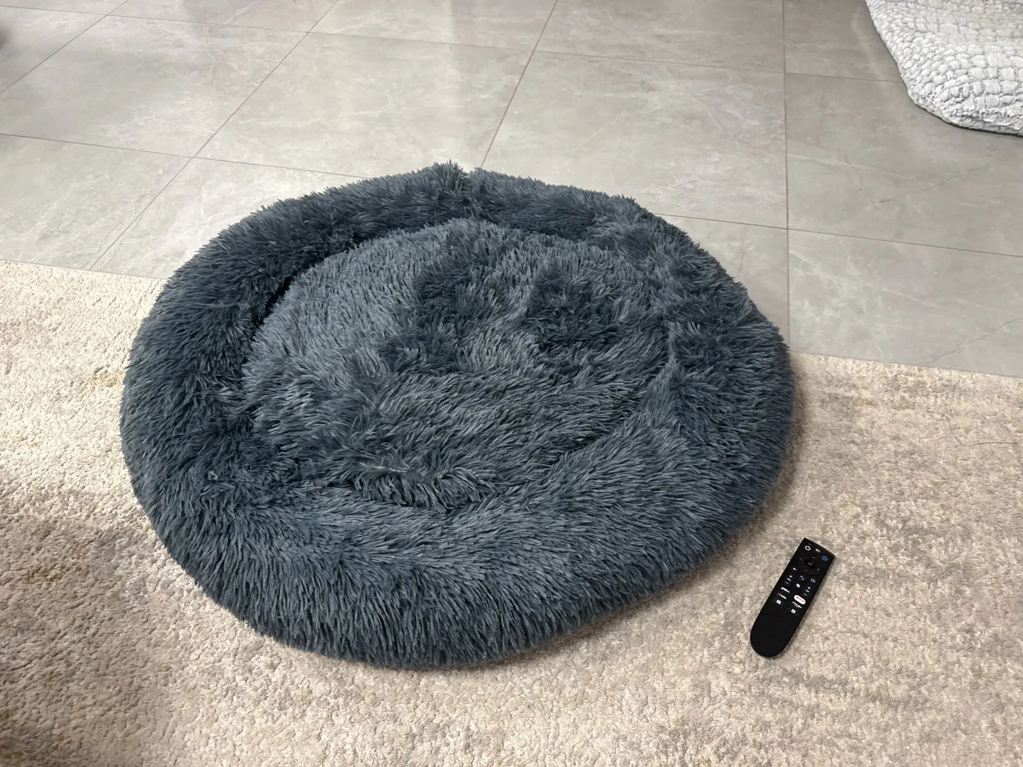 Cozy Round Plush Dog & Cat Bed for Ultimate Warmth & Style photo review