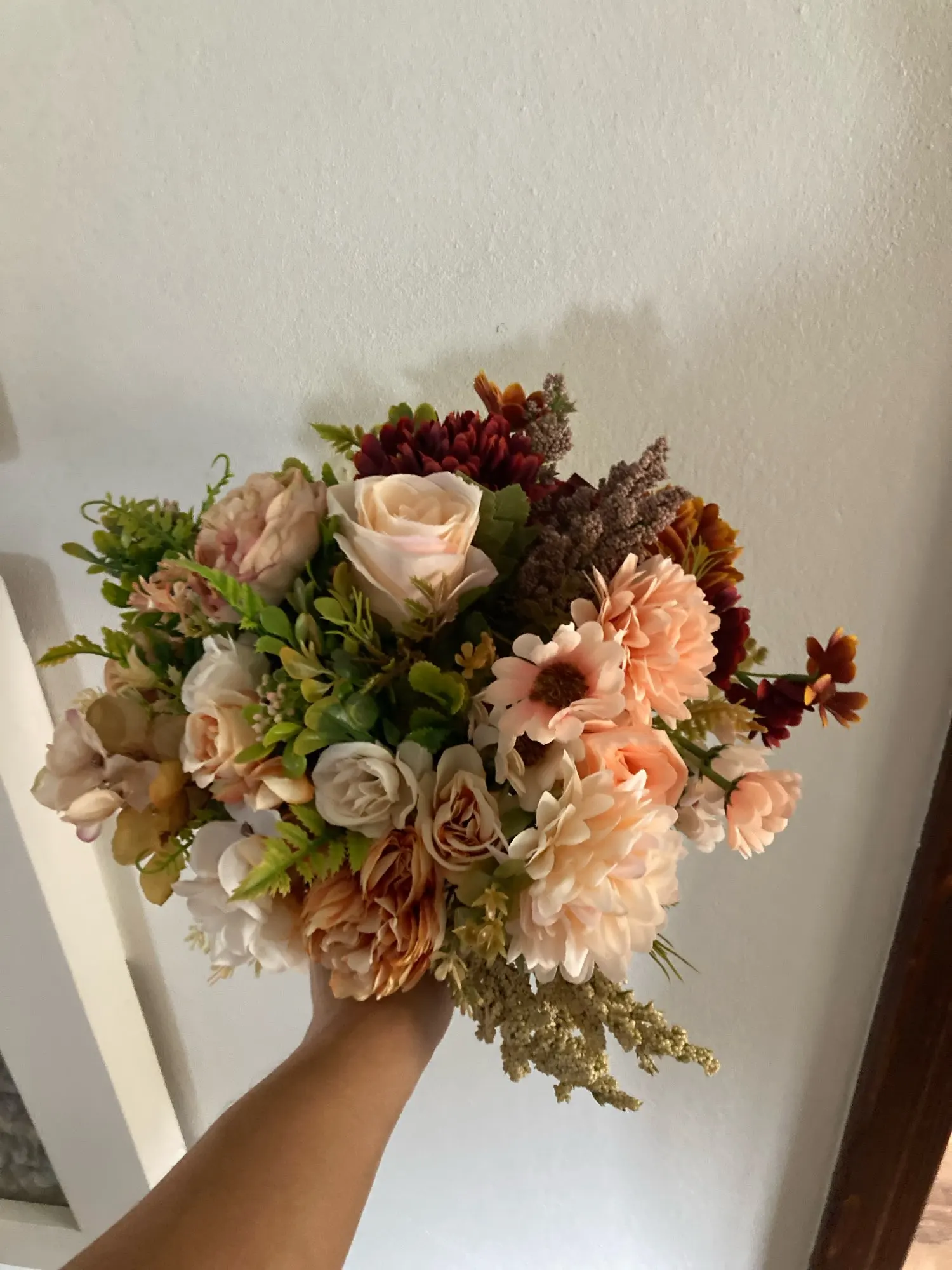 Luxurious Autumn White Silk Roses Bouquet for Timeless Elegance photo review