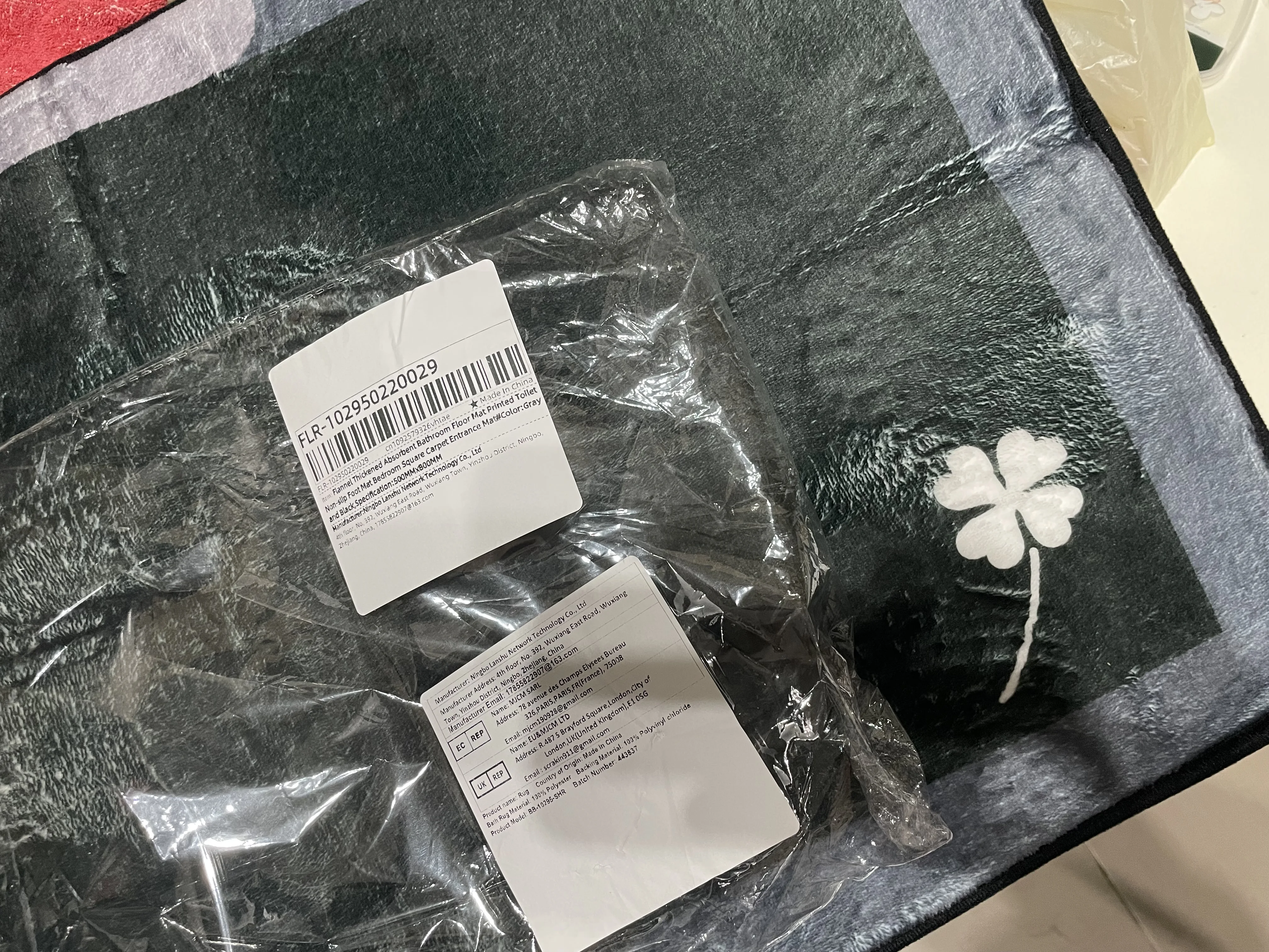 Cozy Non-Slip Flannel Bath Mat – Soft, Absorbent Elegance photo review