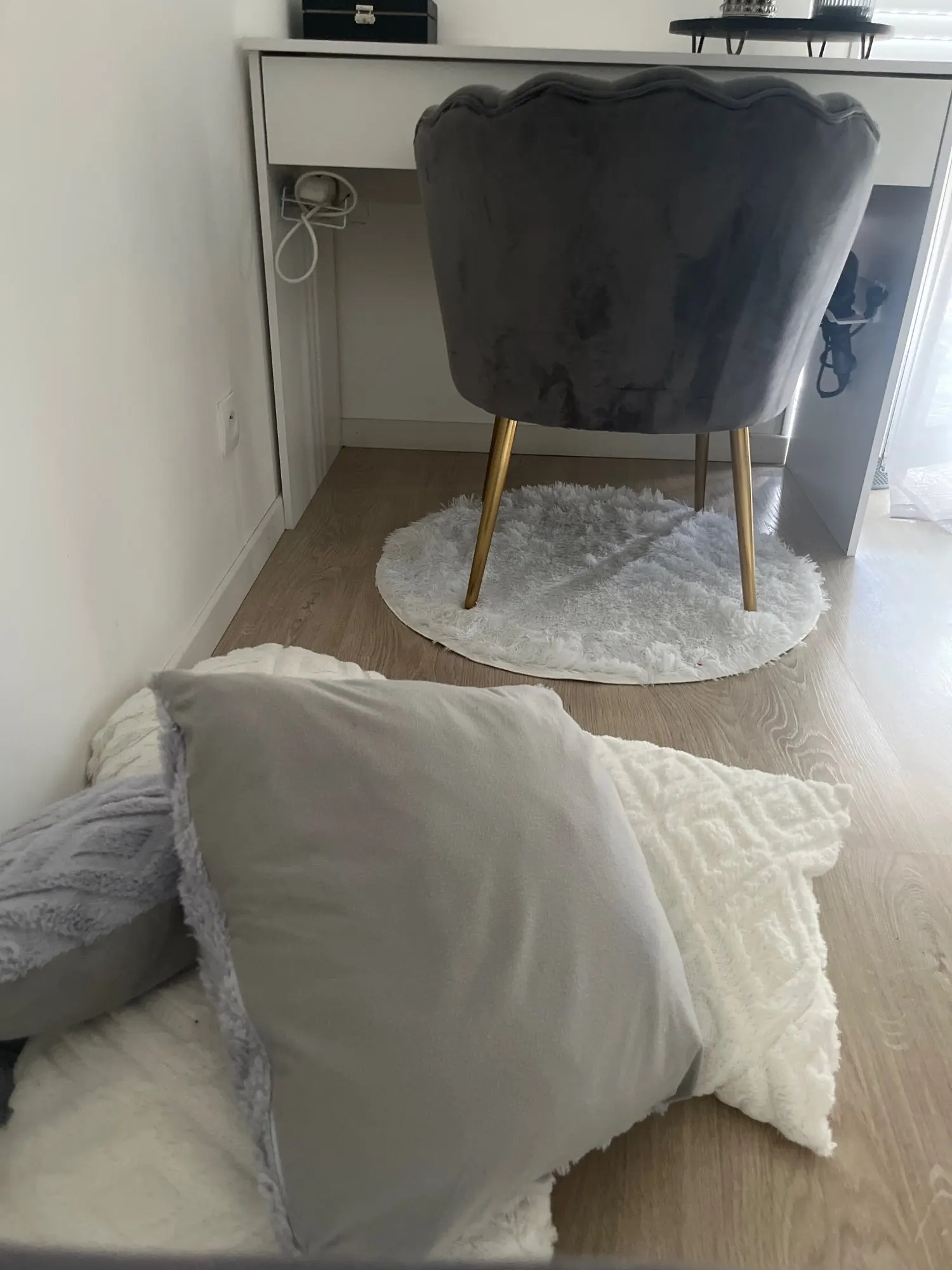 Supreme Softness! Chic Round Plush Rug for Modern Living photo review