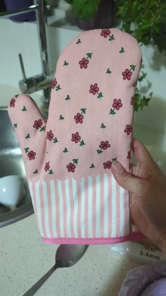 Stylish Heat-Resistant Kitchen Gloves – 2 Pairs for Safety photo review
