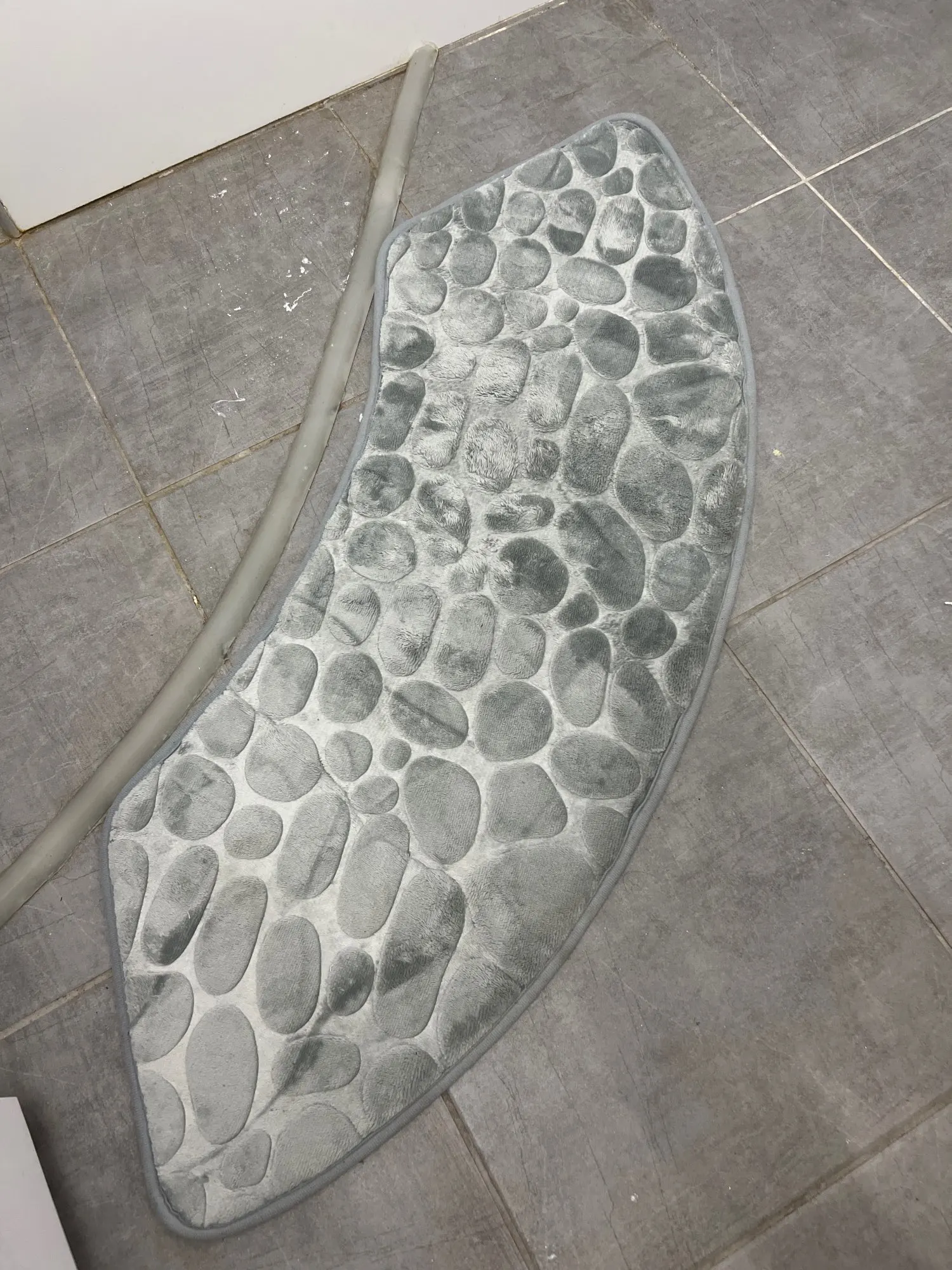 Plush Curved Bathroom Mat - Non-Slip & Absorbent Comfort photo review