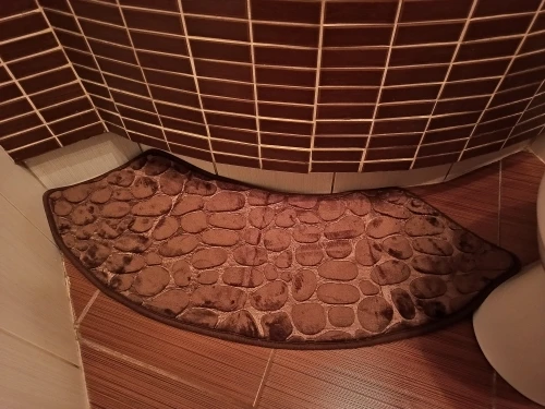 Plush Curved Bathroom Mat - Non-Slip & Absorbent Comfort photo review