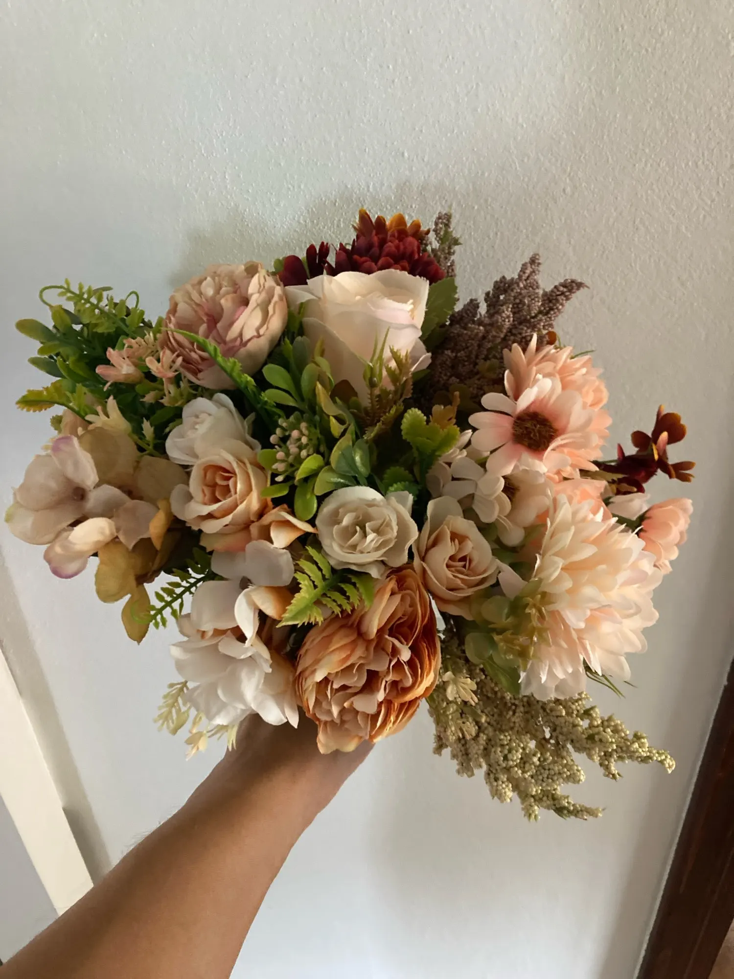 Luxurious Autumn White Silk Roses Bouquet for Timeless Elegance photo review