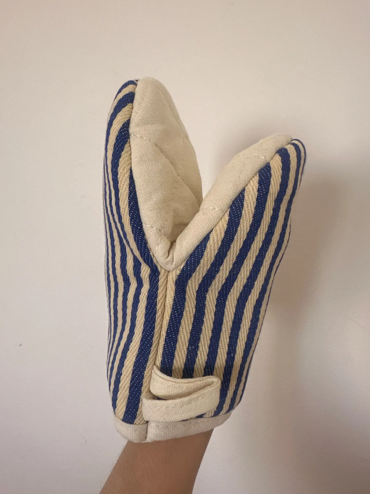 Stylish Heat-Resistant Kitchen Gloves for Safe Cooking photo review