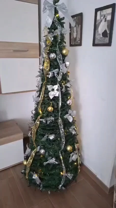 Customizable 6 ft Christmas Tree - Safety Certified & Foldable photo review