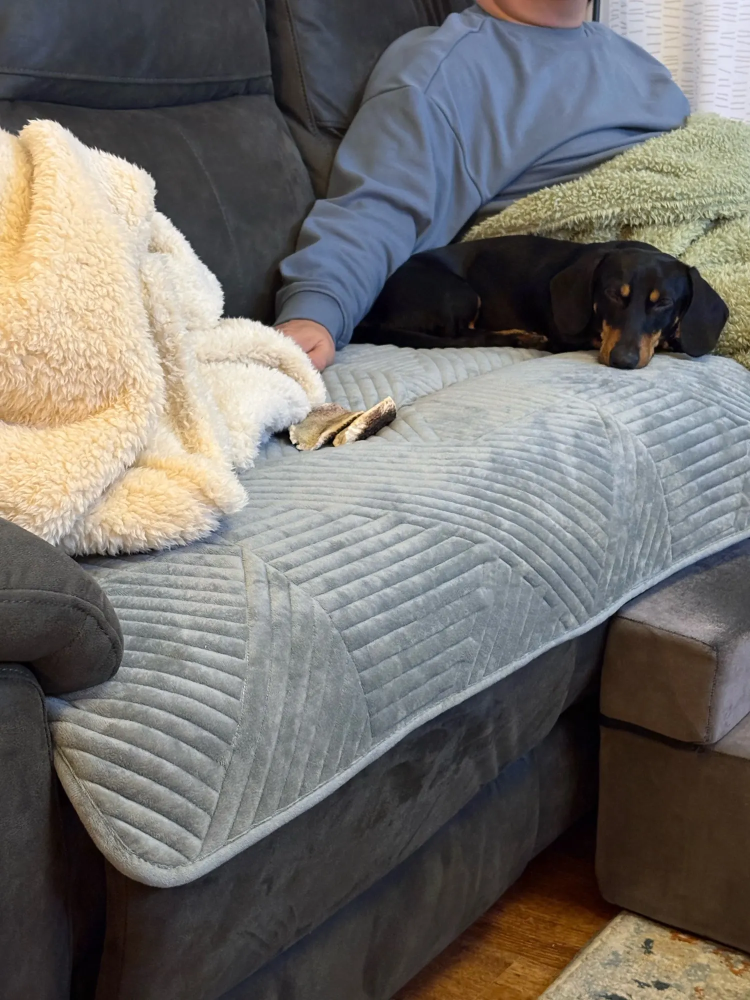 Luxurious Non-Slip Velvet Sofa Cover - Pet & Kid Protector photo review