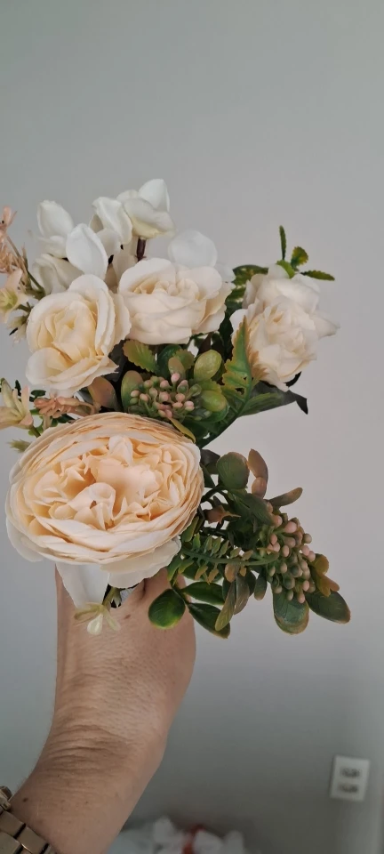 Luxurious Autumn White Silk Roses Bouquet for Timeless Elegance photo review