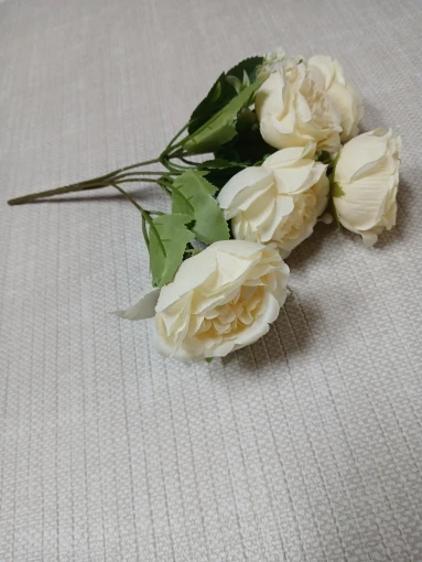 Luxurious Autumn White Silk Roses Bouquet for Timeless Elegance photo review